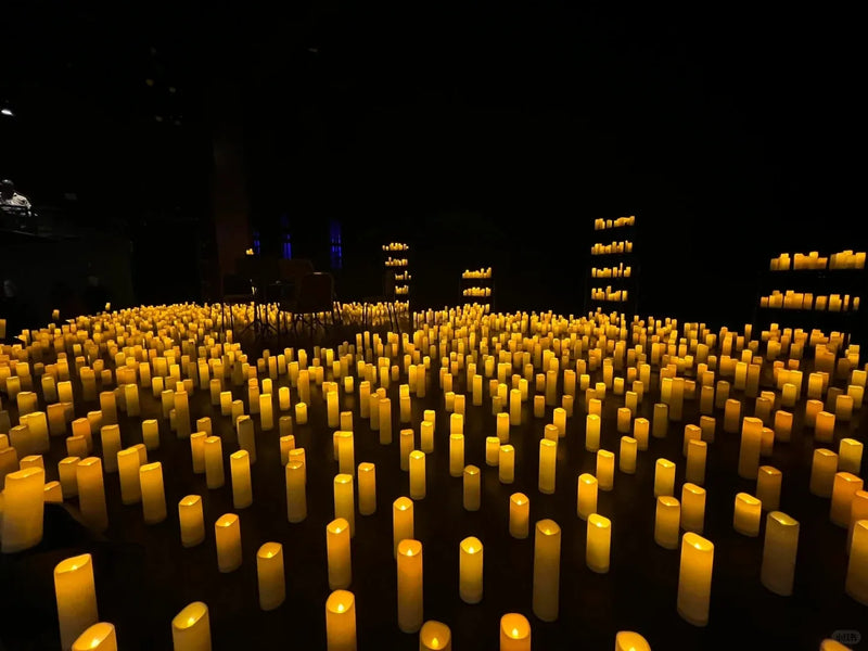 Bougies pilier LED ivoire – salle remplie de bougies pilier allumées