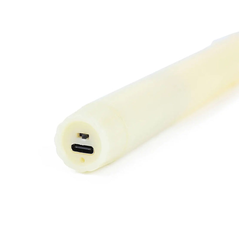 Bougies LED coniques rechargeables – port de charge en gros plan