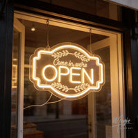 Panneau OPEN Come in, we're open – suspendu en vitrine le soir