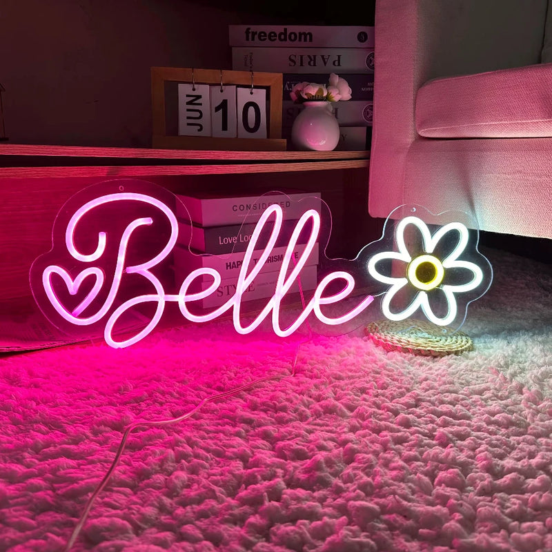 Néon texte personnalisé – prénom rose avec une fleur et un cœur sur un tapis