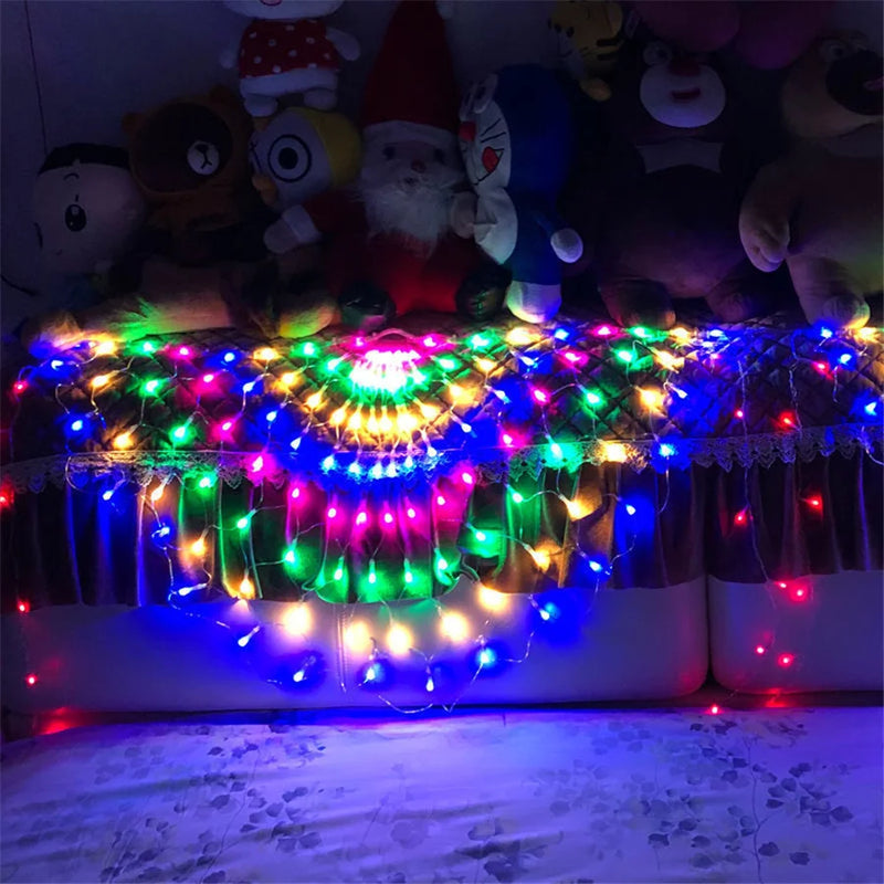 Guirlande paon – éventail LED multicolore posé sur un canapé, décor de fêtes