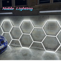 Éclairage LED nid d'abeille – hexagones lumineux sur un mur de garage