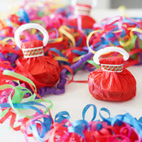 Banderoles à lancer pour mariage – poppers rouges et banderoles colorées, vue rapprochée