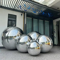 Boule miroir gonflable – boules argentées devant une entrée