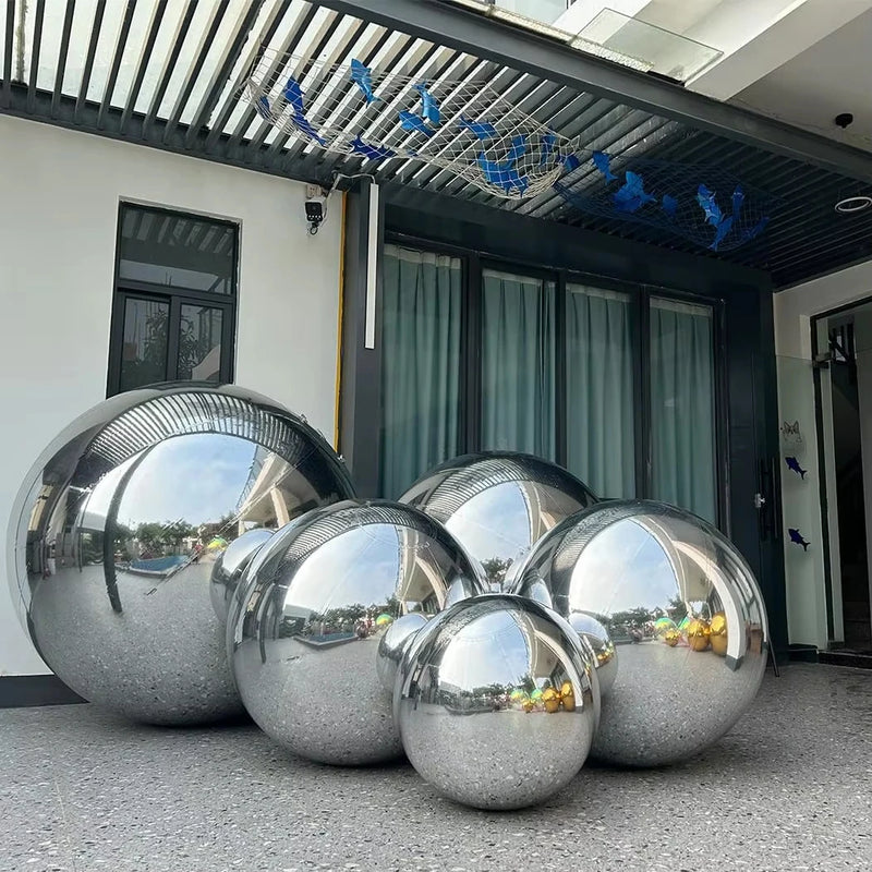 Boule miroir gonflable – boules argentées devant une entrée