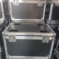 Flight case pour 4 lyres 7 x 40 W – couvercle ouvert, poignées et verrous à papillon
