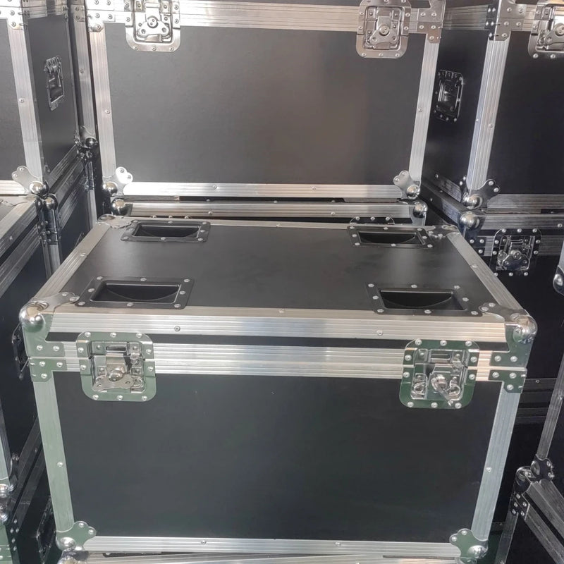 Flight case pour 4 lyres 7 x 40 W – couvercle ouvert, poignées et verrous à papillon