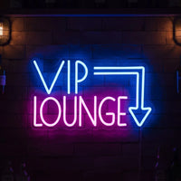 Néon LED déco bar et salle de jeux – modèle « VIP Lounge » avec flèche sur un mur de briques