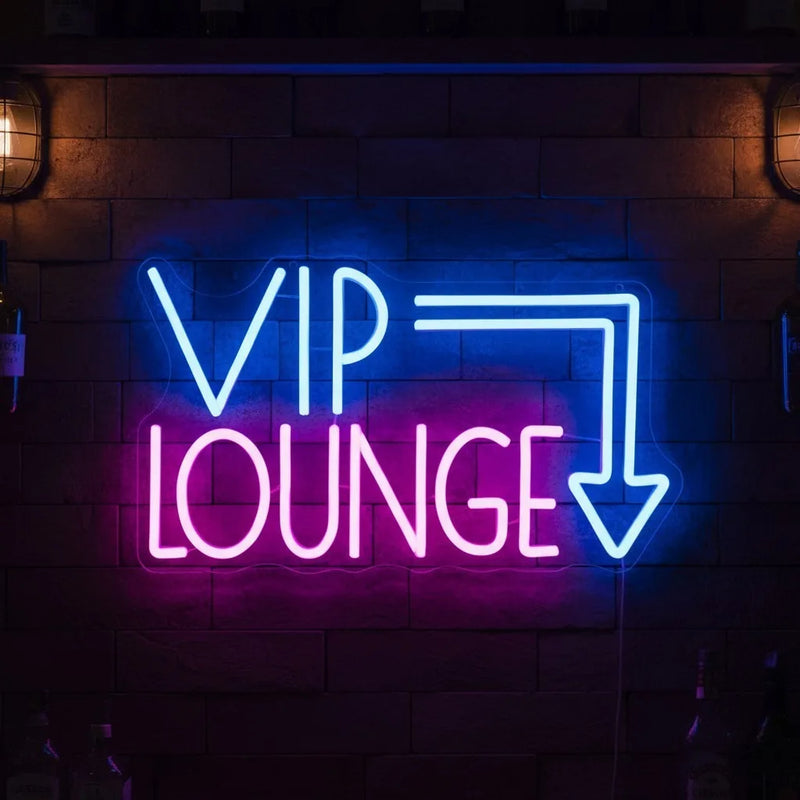 Néon LED déco bar et salle de jeux – modèle « VIP Lounge » avec flèche sur un mur de briques
