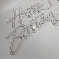 Panneau lumineux OPEN – autre enseigne en néon blanc (Happy Birthday), sans rapport avec le panneau