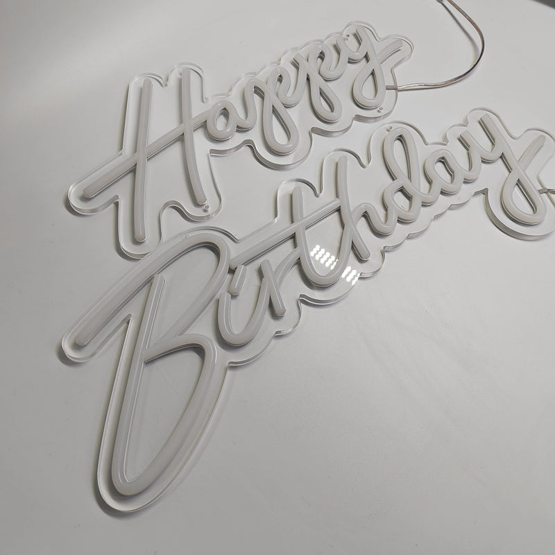 Panneau lumineux OPEN – autre enseigne en néon blanc (Happy Birthday), sans rapport avec le panneau