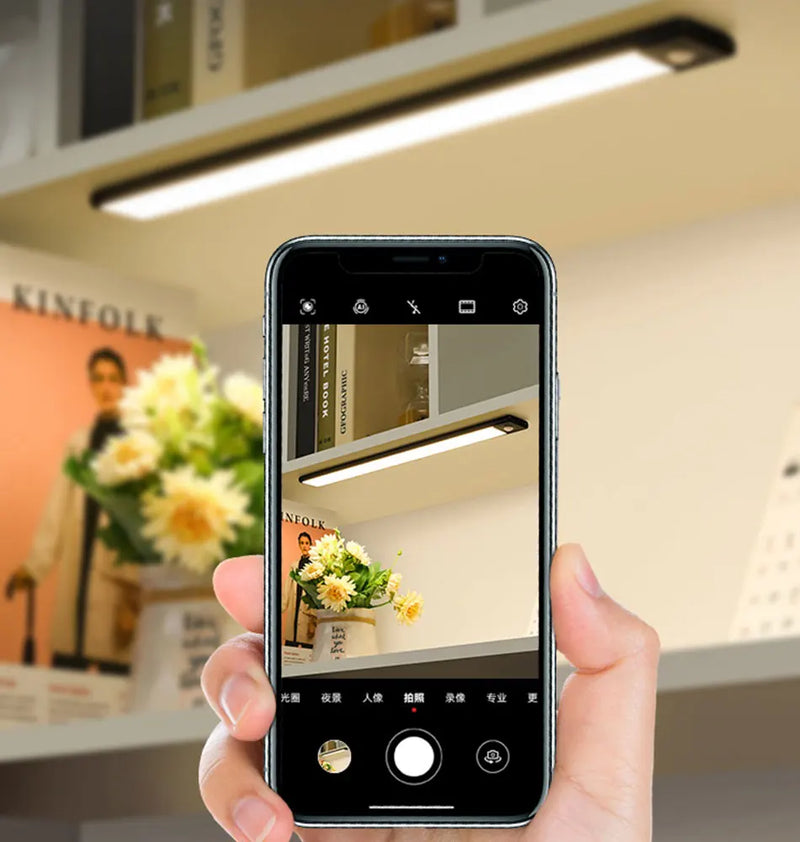 Lampe LED ultra-fine à détecteur – lampe fine allumée sous une étagère, vue sur un écran de smartphone