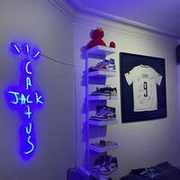 Néon LED Cactus Jack – version bleue dans une chambre avec étagère de sneakers