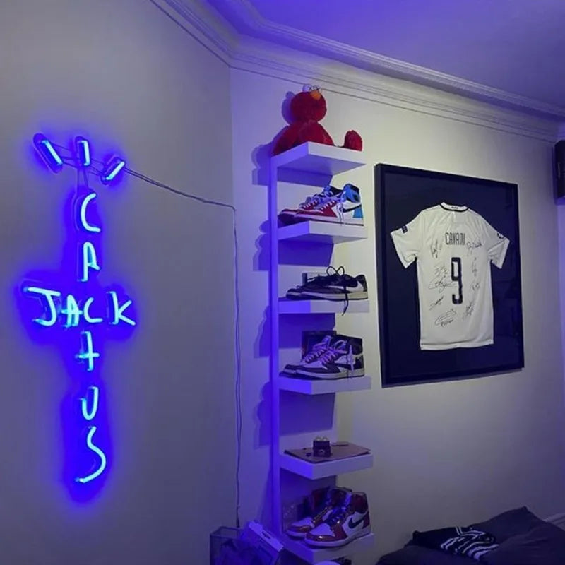 Néon LED Cactus Jack – version bleue dans une chambre avec étagère de sneakers