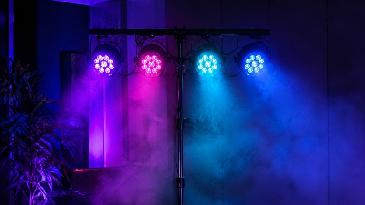 Projecteurs PAR LED aux lentilles violette, rose, cyan et bleue sur pied