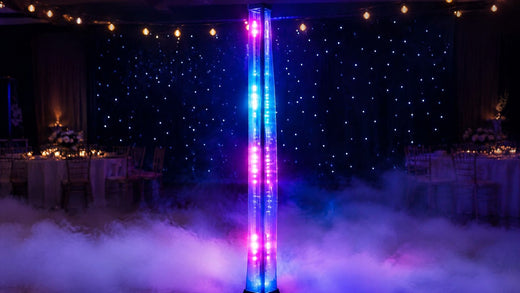 Colonne lumineuse LED et fumée lourde dans une salle de réception de mariage