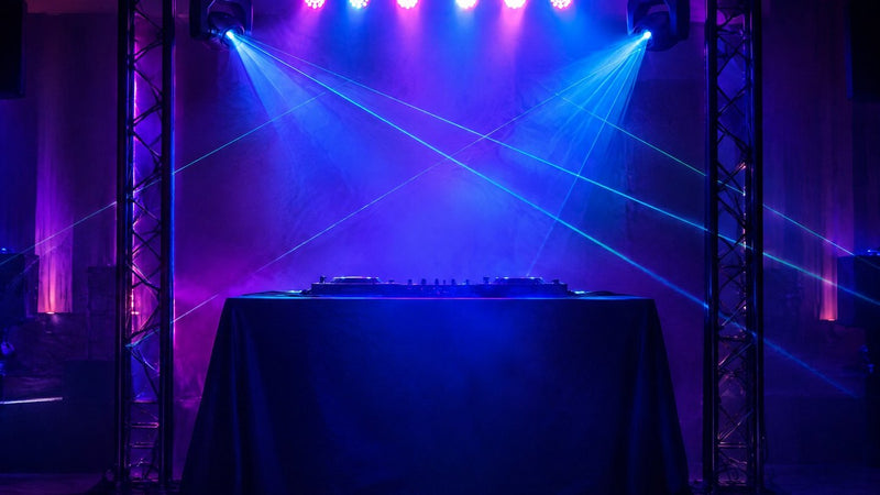 Stand DJ sous portique avec lyres et lasers bleus