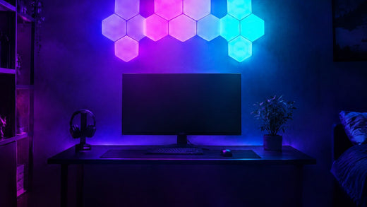 Panneaux LED hexagonaux muraux au-dessus d'un bureau de streaming